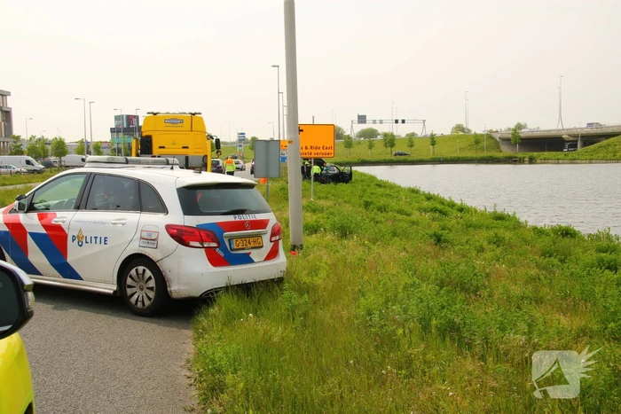 Automobilist ramt lantaarnpaal