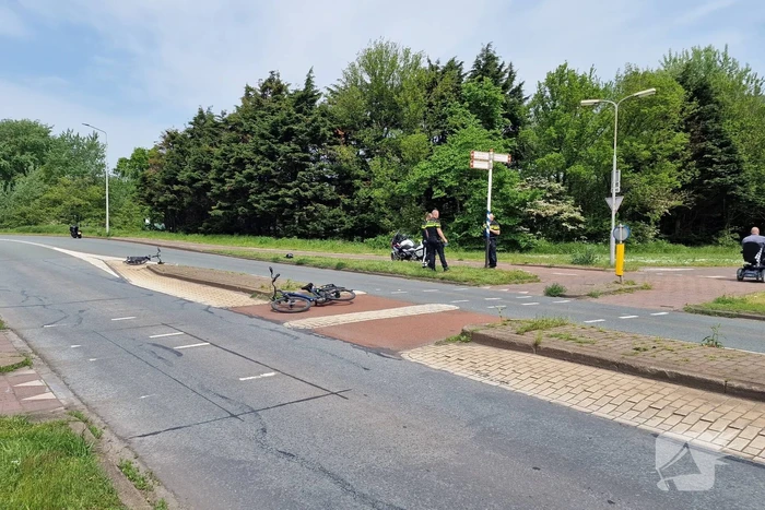 Twee fietsers en motorrijder gewond bij botsing