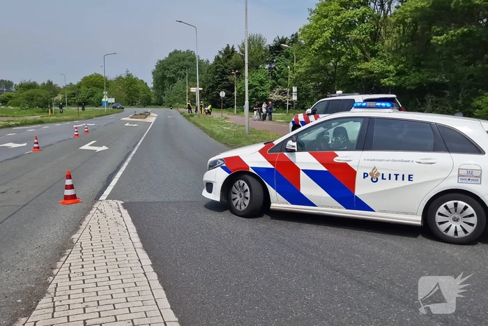 Twee fietsers en motorrijder gewond bij botsing
