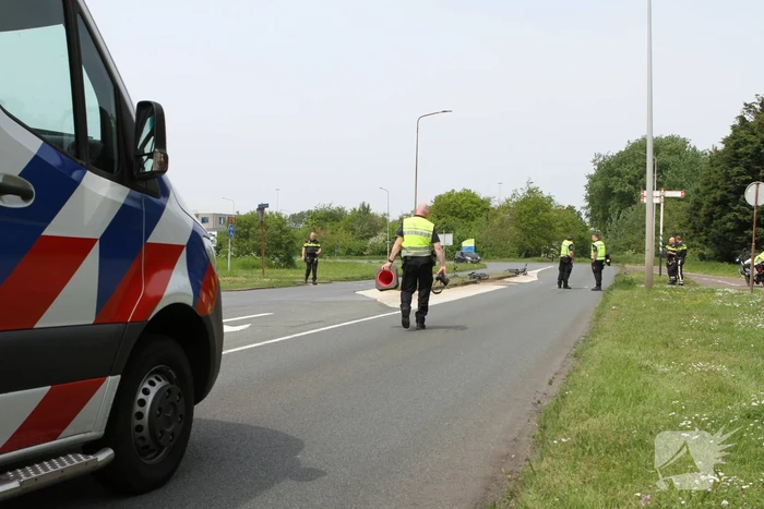 Twee fietsers en motorrijder gewond bij botsing