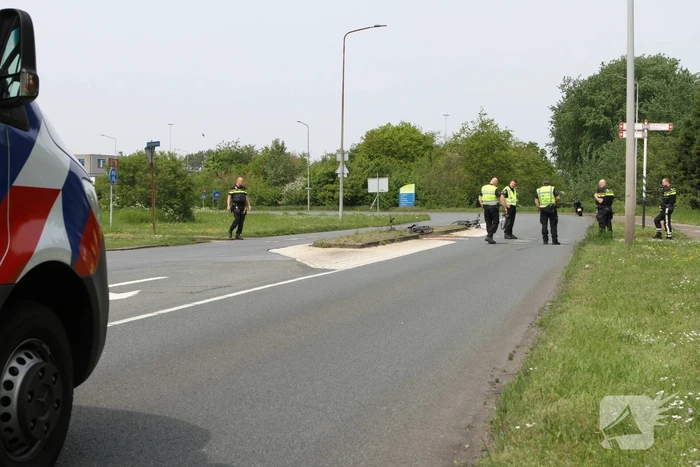 Twee fietsers en motorrijder gewond bij botsing
