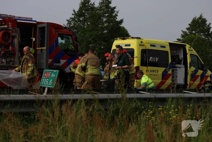 Voetganger aangereden op snelweg, bestuurster rijdt door