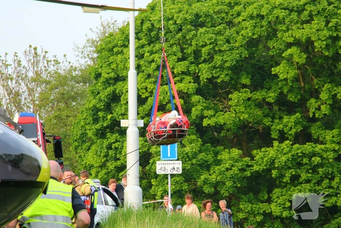 Scooterrijder zwaargewond na val van dijk