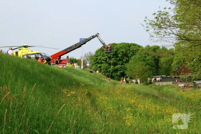 Scooterrijder zwaargewond na val van dijk