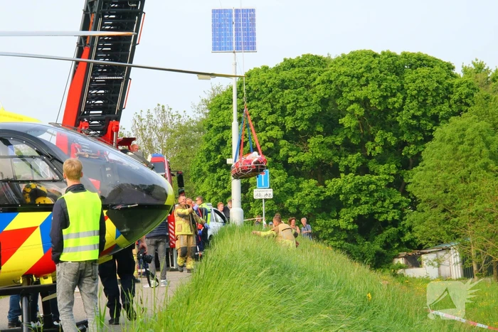 Scooterrijder zwaargewond na val van dijk