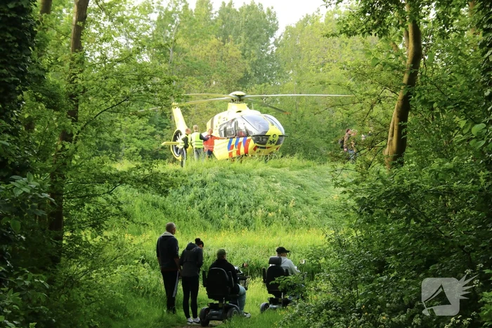 Scooterrijder zwaargewond na val van dijk