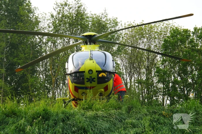 Scooterrijder zwaargewond na val van dijk