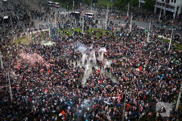 Duizenden supporters in fontein na kampioenschap