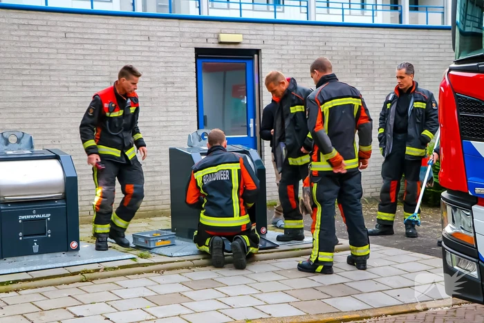 Brandweer haalt sleutelbos uit ondergrondse container