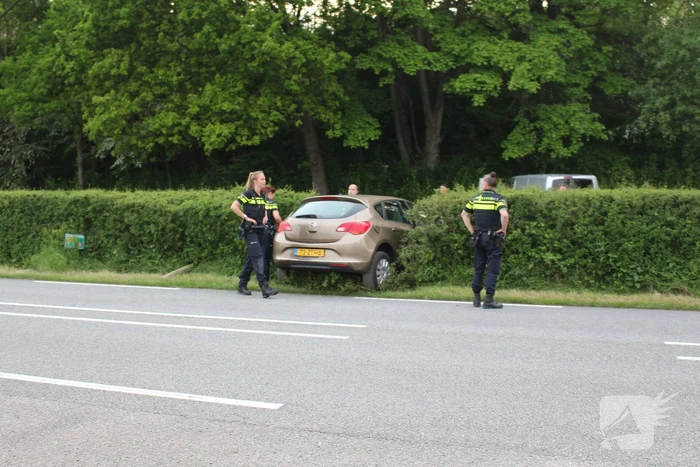 Auto rijdt dwars door heg