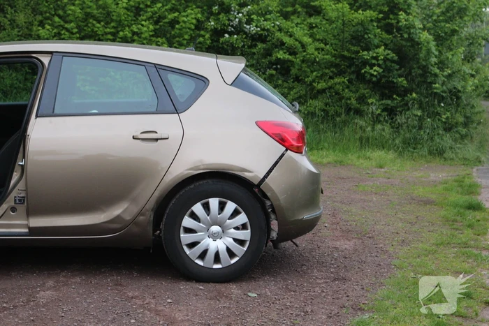 Auto rijdt dwars door heg