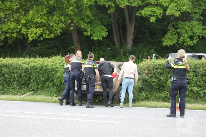 Auto rijdt dwars door heg