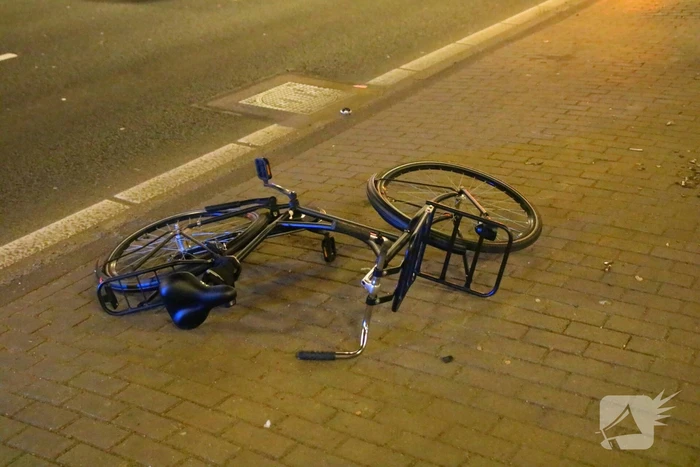 Auto zwaar beschadigd na scheppen fietser