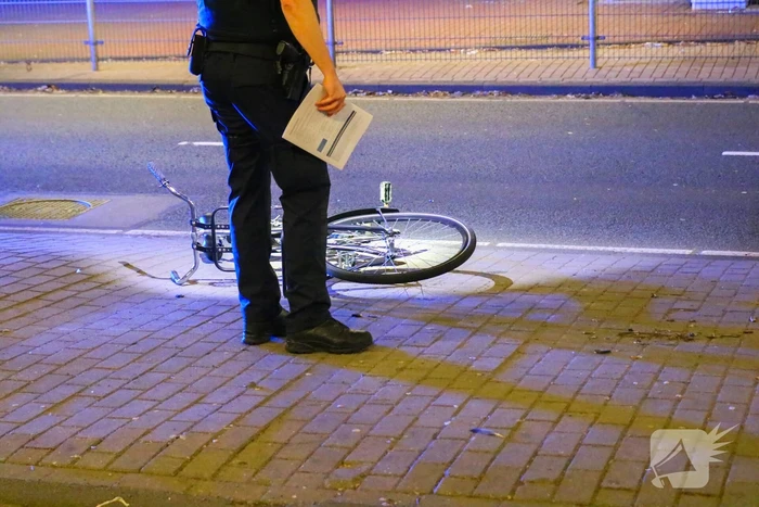 Auto zwaar beschadigd na scheppen fietser