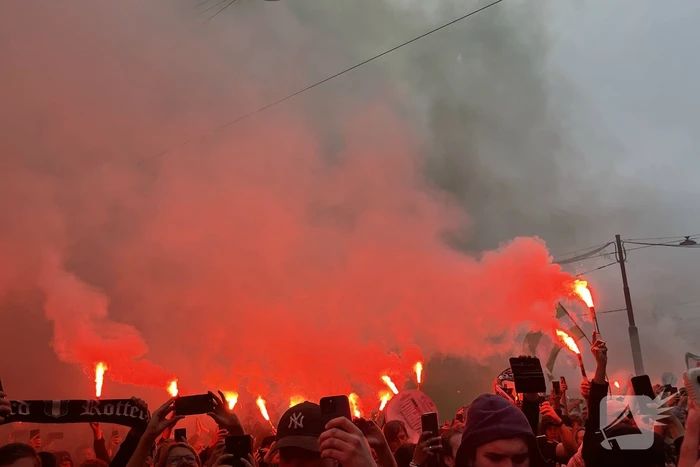 Feyenoord gehuldigd in overvolle stad