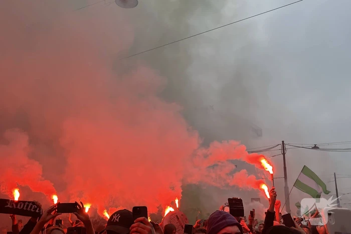 Feyenoord gehuldigd in overvolle stad