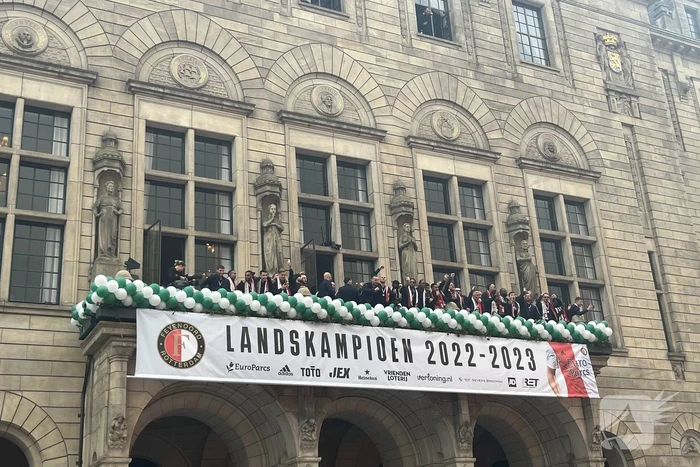 Feyenoord gehuldigd in overvolle stad
