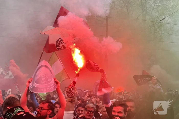 Feyenoord gehuldigd in overvolle stad
