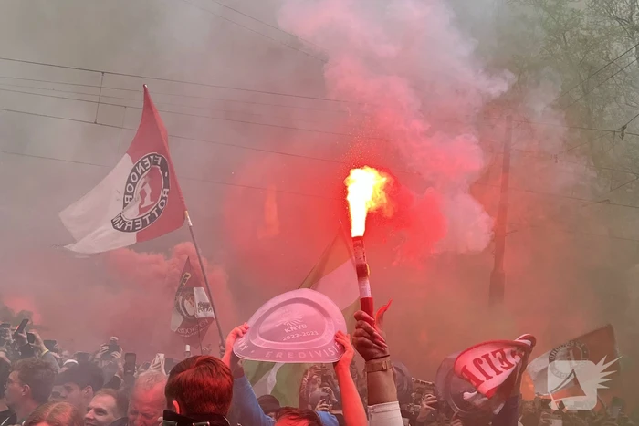 Feyenoord gehuldigd in overvolle stad