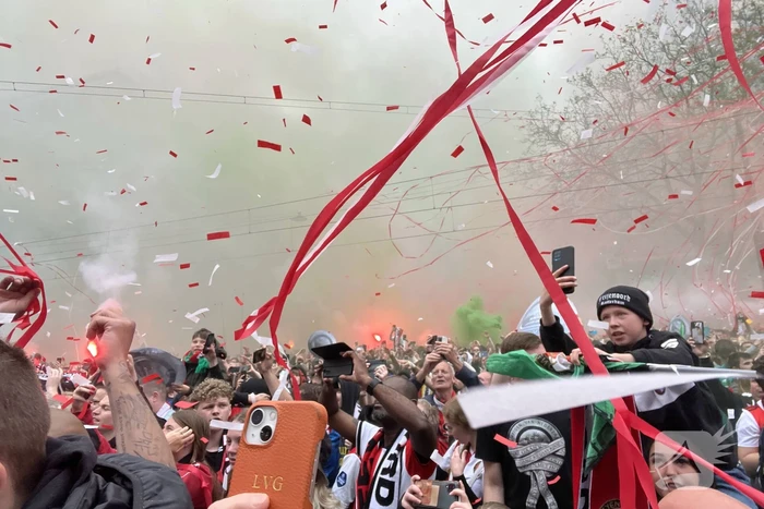 Feyenoord gehuldigd in overvolle stad