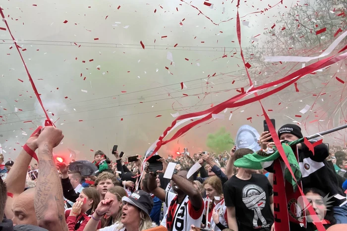 Feyenoord gehuldigd in overvolle stad