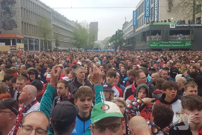 Feyenoord gehuldigd in overvolle stad