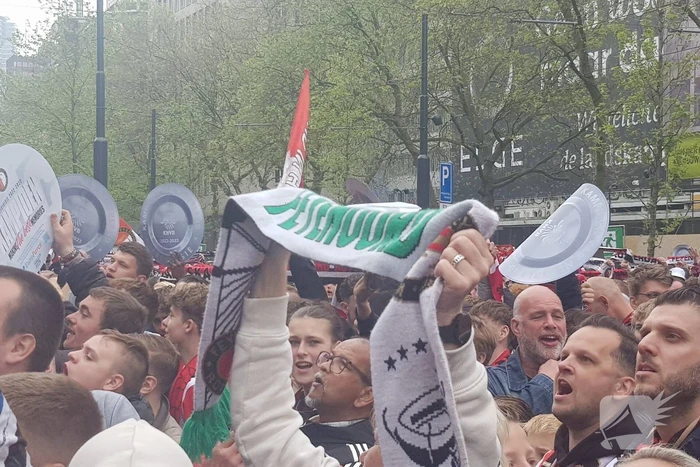 Feyenoord gehuldigd in overvolle stad