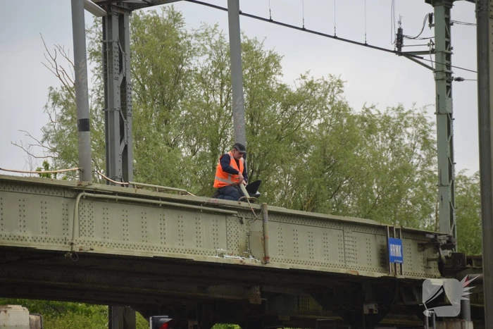 Beschadigde HRMK spoorbrug verstoort treinverkeer