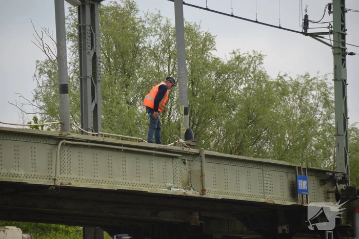 Beschadigde HRMK spoorbrug verstoort treinverkeer