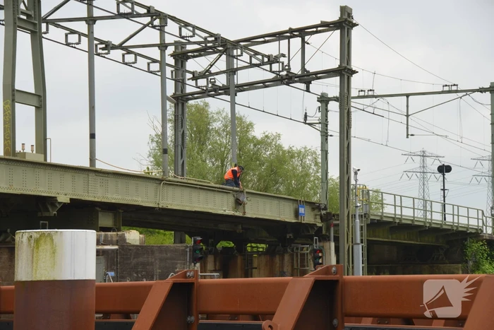 Beschadigde HRMK spoorbrug verstoort treinverkeer