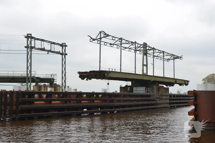 Beschadigde HRMK spoorbrug verstoort treinverkeer