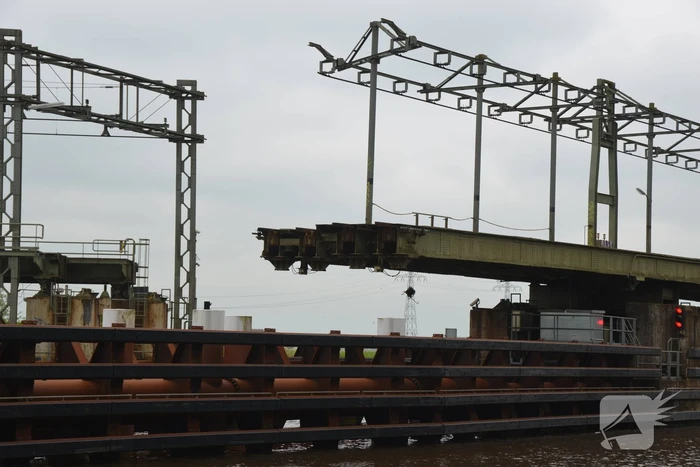 Beschadigde HRMK spoorbrug verstoort treinverkeer