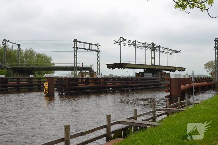 Beschadigde HRMK spoorbrug verstoort treinverkeer