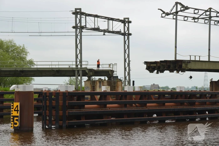 Beschadigde HRMK spoorbrug verstoort treinverkeer