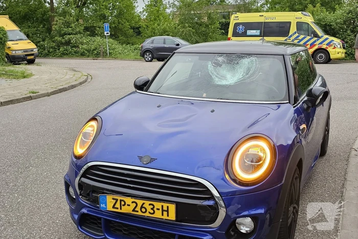 Fietser en automobilist in botsing