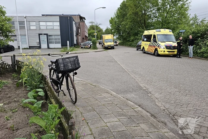 Fietser en automobilist in botsing
