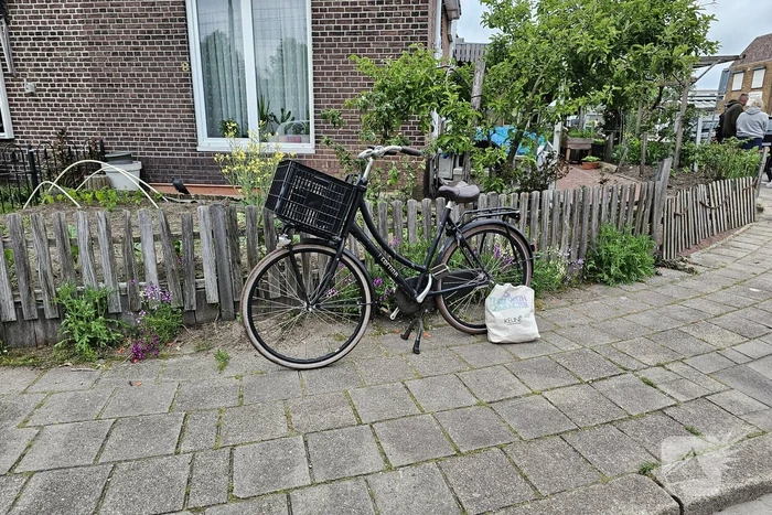 Fietser en automobilist in botsing