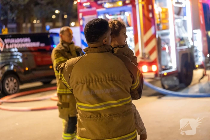 Gezin van balkon gered na brand