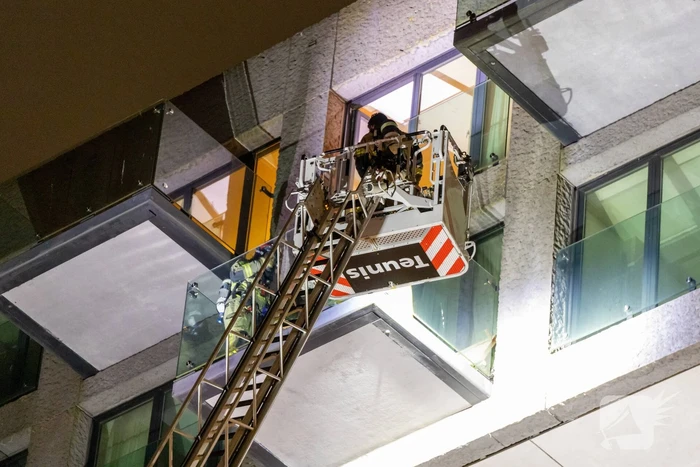 Gezin van balkon gered na brand