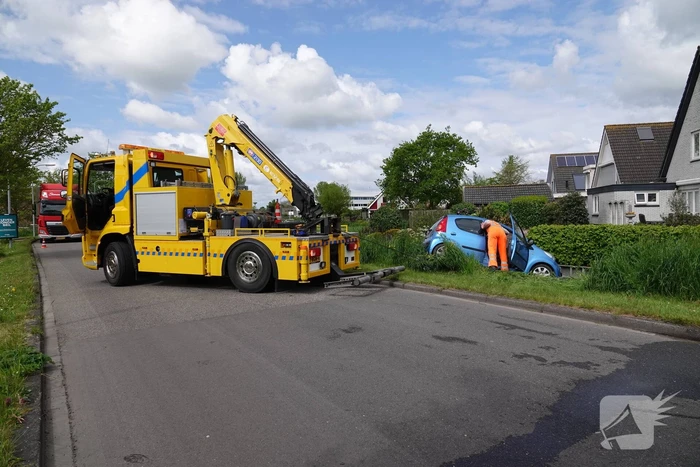 Eenzijdig ongeval auto belandt deels in sloot