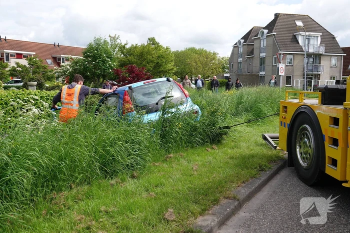 Eenzijdig ongeval auto belandt deels in sloot