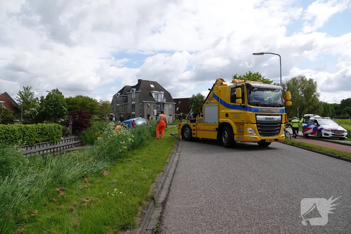 Eenzijdig ongeval auto belandt deels in sloot