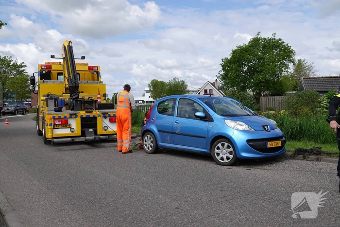 Eenzijdig ongeval auto belandt deels in sloot