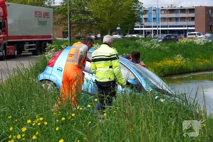 Eenzijdig ongeval auto belandt deels in sloot