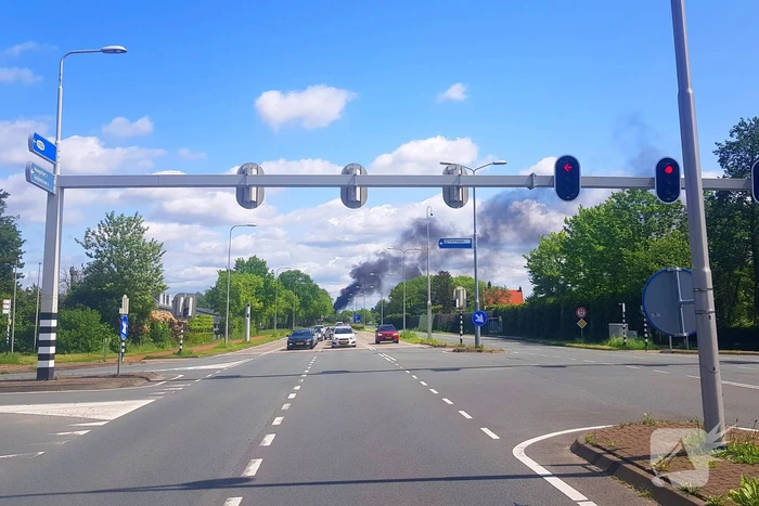 Schuurbrand leidt tot dikke zwarte rookpluimen