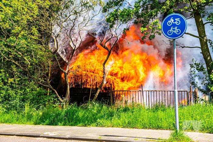 Schuurbrand leidt tot dikke zwarte rookpluimen