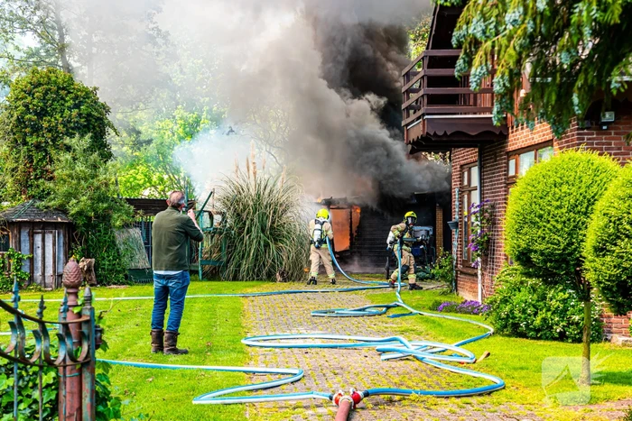Schuurbrand leidt tot dikke zwarte rookpluimen