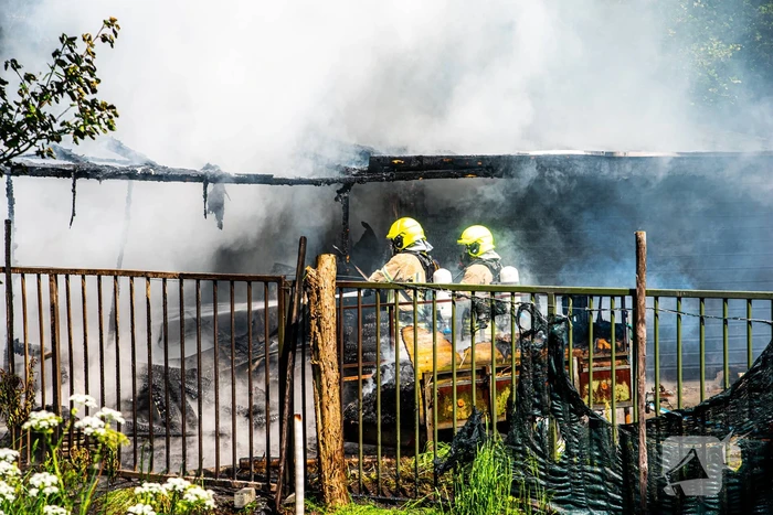 Schuurbrand leidt tot dikke zwarte rookpluimen