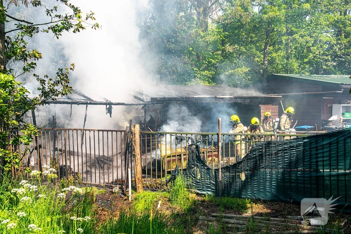 Schuurbrand leidt tot dikke zwarte rookpluimen