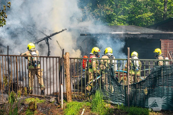 Schuurbrand leidt tot dikke zwarte rookpluimen